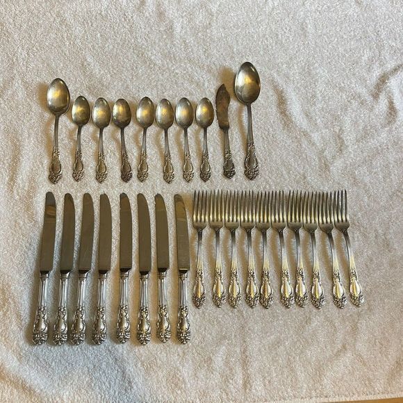 28 Pc TIGER LILY FESTIVITY Reed & Barton Utensils Antique Silverplated‎ Flatware - Picture 1 of 16